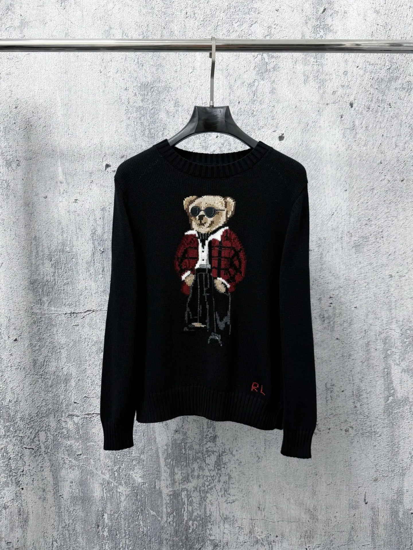 (Original women's model) Ral Lauren Spring 26 lo Bear loose cotton crew neck sweater Bear Series bear embroidery Brown wears a bear with three-dimensional bear embroidery, childlike and elegant. Round neck design + wide threaded hem and cuffs with exquisite details. There is an "RL" logo on the left hem. It can be easily matched with high-waisted pants or skirts for commuting, dating, and leisure. You can switch between college style or retro style at will. College style jacket bear sweater♥️Classic H loose version The texture of imported cotton yarn is incomparable, the three-dimensional bear embroidery process, the pure hand-made cross-stitch method LP letters, the childlike high-end Retro casual style, a must-have for quality control! Size：S-L
